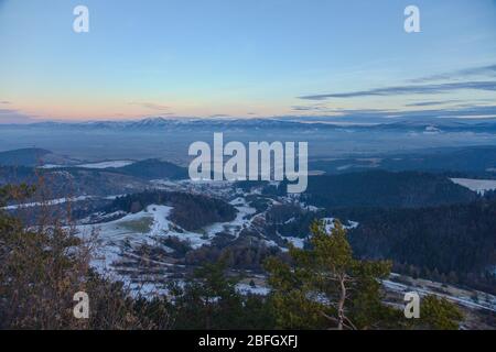 Tramonto sulle montagne prese dalla collina di Vyšehrad, Slovacchia Foto Stock