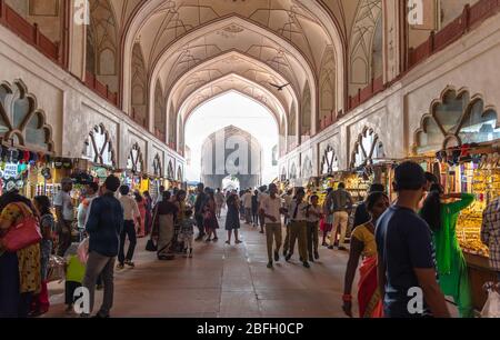 Delhi/India - Ottobre 16,2019. Turisti e venditori a Chhatta Chowk o Meena Bazaar dove seta, gioielli e altri oggetti per la famiglia imperiale Foto Stock