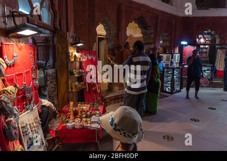 Delhi/India - Ottobre 16,2019. Turisti e venditori a Chhatta Chowk o Meena Bazaar dove seta, gioielli e altri oggetti per la famiglia imperiale Foto Stock