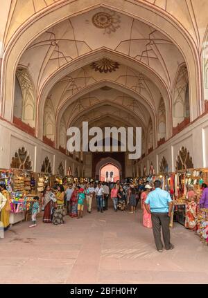 Delhi/India - Ottobre 16,2019. Chhatta Chowk o Meena Bazaar adiacente alla porta del Forte Rosso di Lahori. Foto Stock