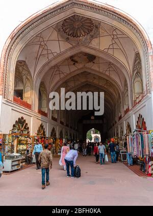 Delhi/India - Ottobre 16,2019. Chhatta Chowk o Meena Bazaar adiacente alla porta del Forte Rosso di Lahori. Foto Stock