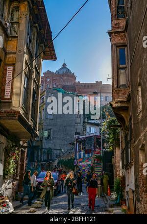 Istanbul, Turchia le strade del quartiere Balat vista al phanar greco ortodosso college Foto Stock