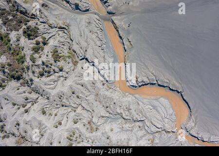 Vista aerea della sabbia vulcanica, della polvere e dei vecchi flussi di lava presso il 'mare di sabbia', il Monte bromo, Giava. Foto Stock