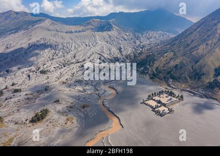 Vista aerea della sabbia vulcanica, della polvere e dei vecchi flussi di lava presso il 'mare di sabbia', il Monte bromo, Giava. Foto Stock