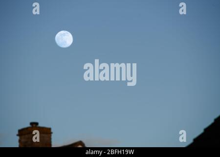Luna piena e cielo sereno Foto Stock