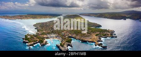 Vista panoramica aerea delle isole tropicali con grandi onde oceaniche (Nusa Ceningan e Nusa Lembongan, Indonesia) Foto Stock