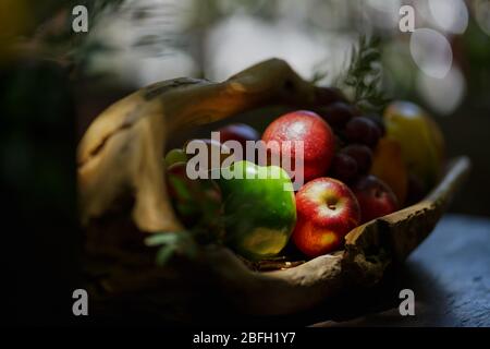 Una serie di frutti colorati su un tavolo di legno. Foto Stock