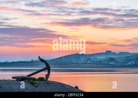 Appledore, North Devon, Inghilterra. Domenica 19 aprile 2020. Meteo Regno Unito. Dopo una notte nuvolosa mite sull'estuario del fiume Torridge, i villaggi costieri di Instow e Appledore si svegliano con un'alba colorata ma fosca, mentre oggi è prevista una brezza leggera per il North Devon. Credit: Terry Mathews/Alamy Live News Foto Stock