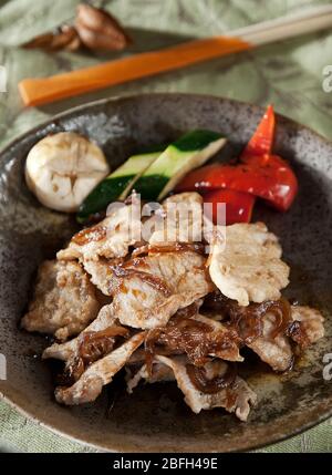 fette di carne di maiale fritte in salsa all'aglio con verdure Foto Stock