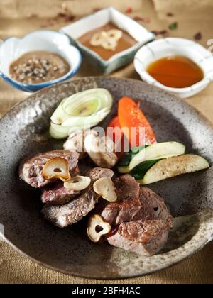 fette di manzo saltate con verdure alla griglia. cucina giapponese Foto Stock