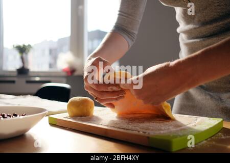 Donna mani preparazione impasto in una giornata di sole. Pane fatto in casa, panetteria mentre si rimane a casa. Foto Stock