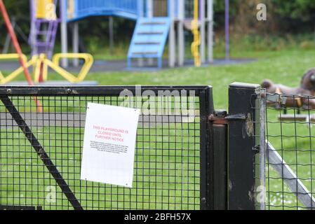 Accedere al parco chiuso e all'area giochi a causa di una possibile infezione da virus covid 19 Foto Stock