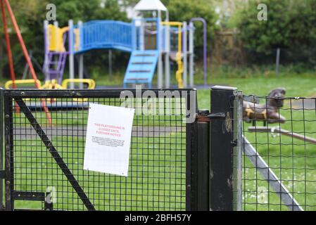 Accedere al parco chiuso e all'area giochi a causa di una possibile infezione da virus covid 19 Foto Stock