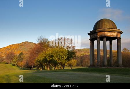 Campo da golf Duddingston, Edimburgo, Scozia. 19 aprile 2020. Il sole splende con una temperatura di 6 gradi sui verdi vuoti e sui fairway mentre il corso è chiuso a causa del Lockdown di Coronavirus. Il foro caratteristico è il 13 ° 426 metri chiamato 'Tempio' - chiamato dopo il monumento costruito dal duca di Abercorn che si erge accanto al buco. Il primo club fondato a Duddingston, fu chiamato Insurance & Banking Golf Club, nel 1895. ... Progettato da Willie Park Junior, il corso misura ora 6,525 metri. Credit: Arch White/Alamy Live News Foto Stock