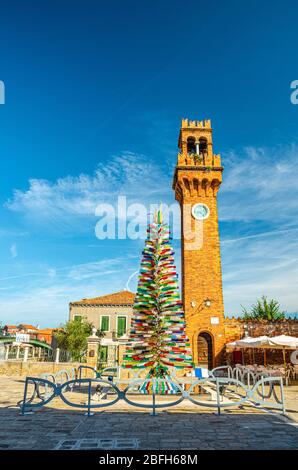 Torre dell'Orologio di Murano chiesa di San Stefano, colorato albero di natale in vetro di Murano in piazza campo Santo Stefano, isola di Murano Foto Stock