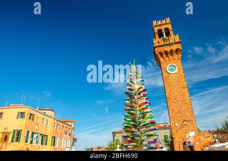 Torre dell'Orologio di Murano chiesa di San Stefano e colorato albero di natale in vetro di Murano su piazza campo Santo Stefano a Murano Foto Stock