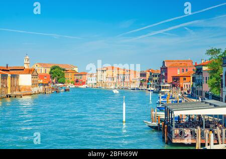 Le isole di Murano, il canale d'acqua con la chiesa di Santa Maria degli Angeli, barche e motoscafi, file di edifici tradizionali, Laguna Veneta, Regione Veneto, Foto Stock
