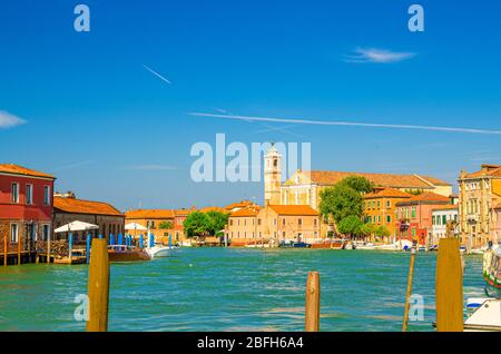 Le isole di Murano, il canale d'acqua con la chiesa di Santa Maria degli Angeli, barche e motoscafi, file di edifici tradizionali, Laguna Veneta, Regione Veneto, Foto Stock