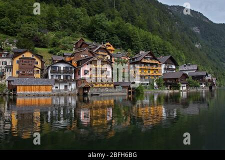 Le case sul lungomare si riflettono nel lago Hallstatt. Hallstatt Village, Salzkammergut, Austria. Foto Stock