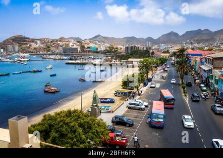 Mindelo/Capo Verde - 9 agosto 2018 - strade della città e vista aerea della spiaggia, Sao Vicente Foto Stock