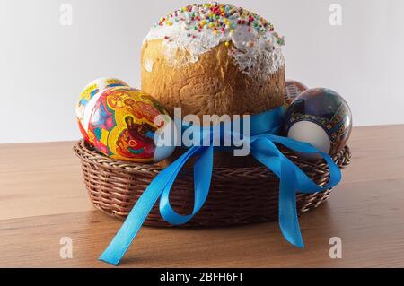 Composizione pasquale. Torta di Pasqua - Kulich tradizionale russo e ucraino con uova di pasqua su uno sfondo di pietra chiaro. Paska pane di Pasqua. Selettivo Foto Stock