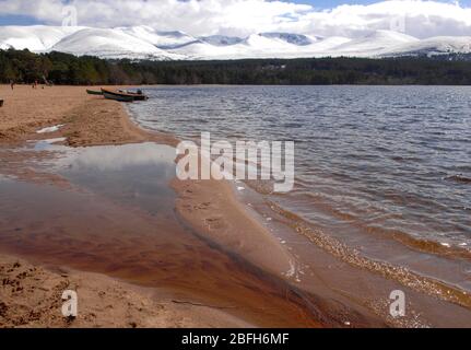 Una vista dal Loch Morlich della catena montuosa di Cairngorm vicino ad Aviemore, Badenoch e Strathspey, Scozia. Foto Stock