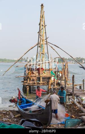 Kochi, Kerala - 30 dicembre 2019: Reti cinesi di pesca con i pescatori che lavorano sulle reti a Fort kochi, kerala india Foto Stock