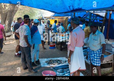 Kochi, Kerala - 30 dicembre 2019: Mercato del pesce vicino alle reti da pesca cinesi a Fort kochi, kerala india Foto Stock