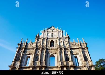 Facciata in pietra meridionale intagliata in modo intricato delle rovine di San Paolo, ora uno dei punti di riferimento più noti di Macao. Macao, Cina. Foto Stock