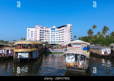 Alleppey, Kerala - 7 gennaio 2019: Barche di casa parcheggiate al punto di partenza in alleppey backwaters kerala india Foto Stock