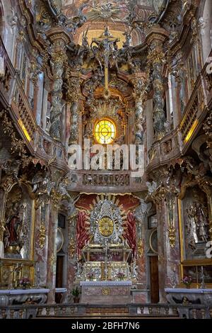 Altare maggiore nella chiesa di San Giovanni Nepomuk, conosciuta anche come Chiesa Asam (Asamkirche). Monaco, Baviera, Germania. Foto Stock