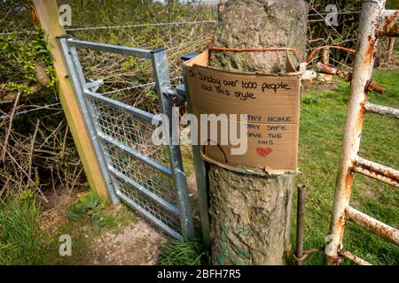 19/4/20 mano ingannevole scritto spaventoso Covid 19 coronavirus avvertimento segno 'la domenica oltre 1000 persone hanno usato questo stile' progettato per spaventare walker Foto Stock