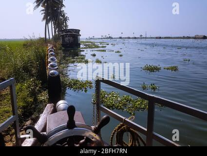 Vista da casa galleggiante in Alleppey backwaters kerala india Foto Stock