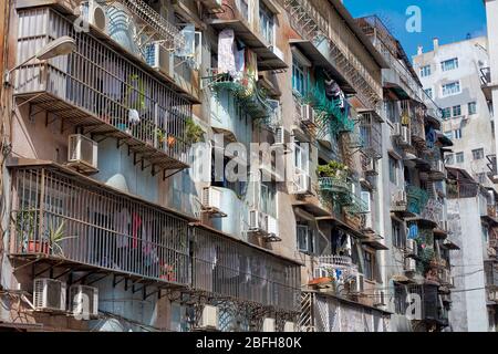Facciata di un edificio residenziale a più piani con balconi recintati. Macao, Cina. Foto Stock