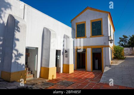 Vecchio edificio bianco presso la Fortezza di Guia, un forte militare coloniale del XVII secolo, cappella e complesso faro a Macau, Cina. Foto Stock