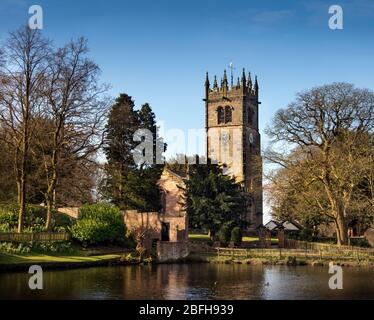 Regno Unito, Inghilterra, Cheshire, Gawsworth, St James la Grande Chiesa attraverso lo stagno di Gawsworth Hall Foto Stock