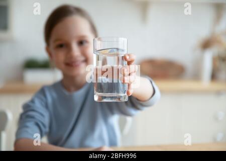 La bambina offre acqua minerale pulita per rinfrescare il corpo Foto Stock