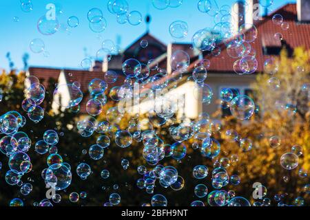 le bolle arcobaleno dalla soffiante Foto Stock