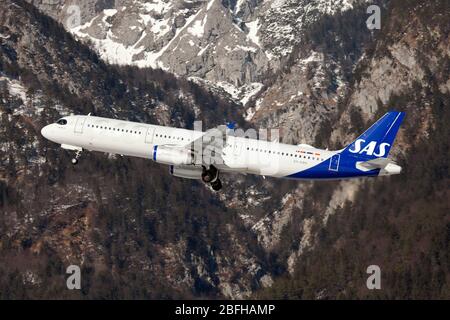 Innsbruck, Austria. 8 Feb 2020. Un Airbus 321 della Scandinavian Airlines (SAS) parte dall'aeroporto di Innsbruck Kranebitten. Credit: Fabrizio Gandolfo/SOPA Images/ZUMA Wire/Alamy Live News Foto Stock