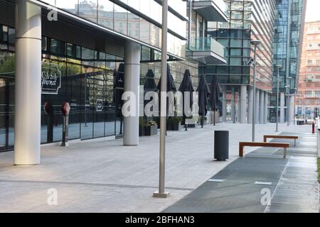 Milano - Italia - 9 aprile 2020. Milano in arresto per l'emergenza Covid 19. Un ristorante chiuso in una strada vuota durante l'epidemia di Coronavirus. Foto Stock