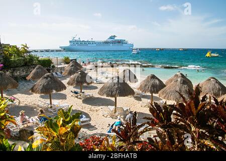 spiagge fronte acqua a cozumel terminal delle navi da crociera cozumel, cozumel, cozumel spiaggia messico, cozumel baia, messico, sud america, sole sedie a sdraio hotel cozumel Foto Stock