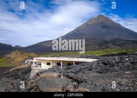 Pico do Fogo e villaggio distrutto da eruzione vulcanica a Cha das Caldeiras, Capo Verde Foto Stock