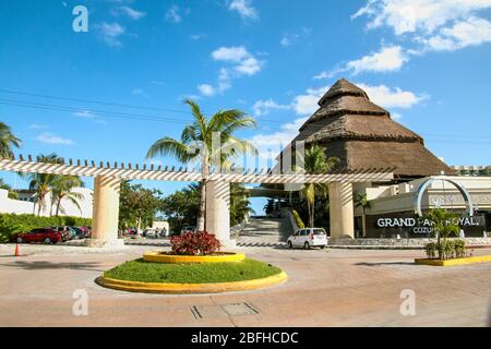 spiagge fronte acqua a cozumel terminal delle navi da crociera cozumel, cozumel, cozumel spiaggia messico, cozumel baia, messico, sud america, sole sedie a sdraio hotel cozumel Foto Stock