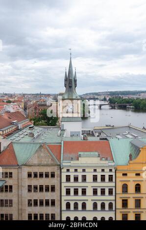 Vista del paesaggio urbano circostante dalla Torre del Ponte della Città Vecchia, Praga, Repubblica Ceca Foto Stock