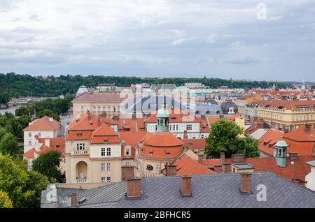 Splendida vista dell'intero paesaggio urbano dalla Torre del Ponte della Città Vecchia, Praga, Repubblica Ceca Foto Stock