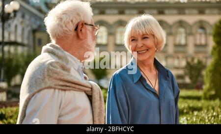 Il nostro amore non cambia. Bella coppia senior guardandosi con sorriso mentre si trascorre un bel tempo insieme all'aperto. Famiglia. Concetto di amore Foto Stock