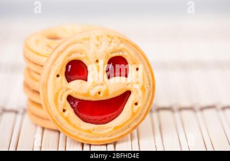 biscotti sorridenti alla marmellata di fragole. Foto ravvicinata Foto Stock