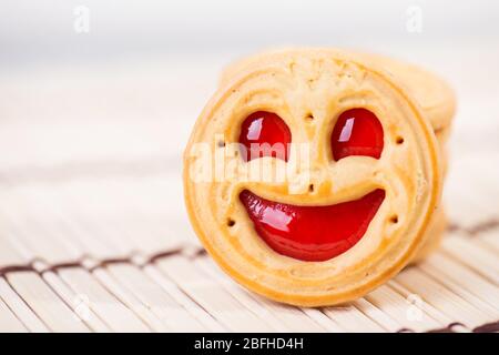 biscotti sorridenti alla marmellata di fragole. Foto ravvicinata Foto Stock