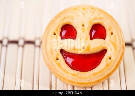 biscotti sorridenti alla marmellata di fragole. Foto ravvicinata Foto Stock