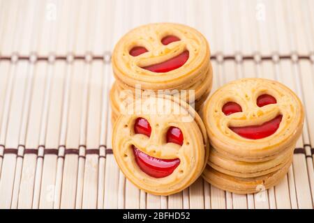 biscotti sorridenti alla marmellata di fragole. Foto ravvicinata Foto Stock